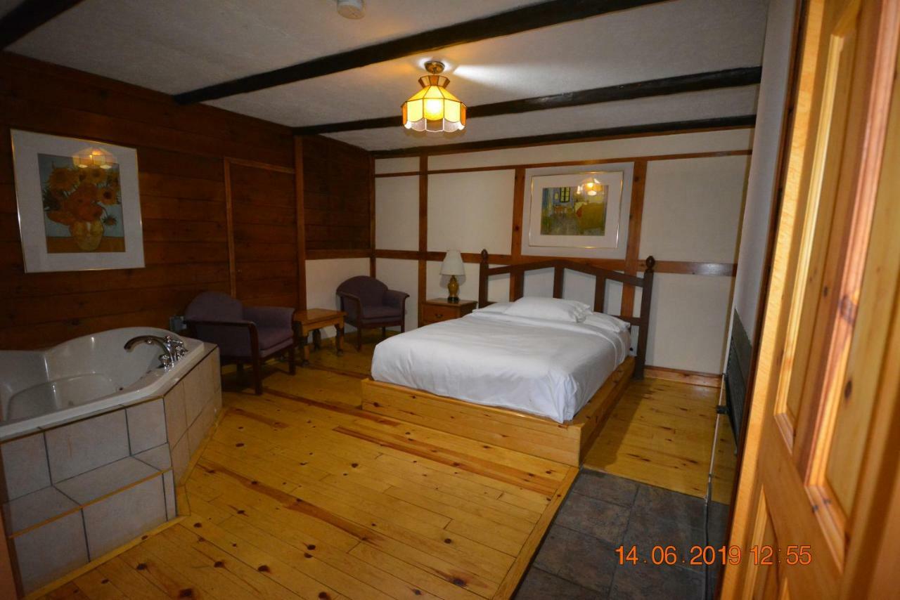 Auberge Alpine Inn Sainte-Adèle Eksteriør bilde